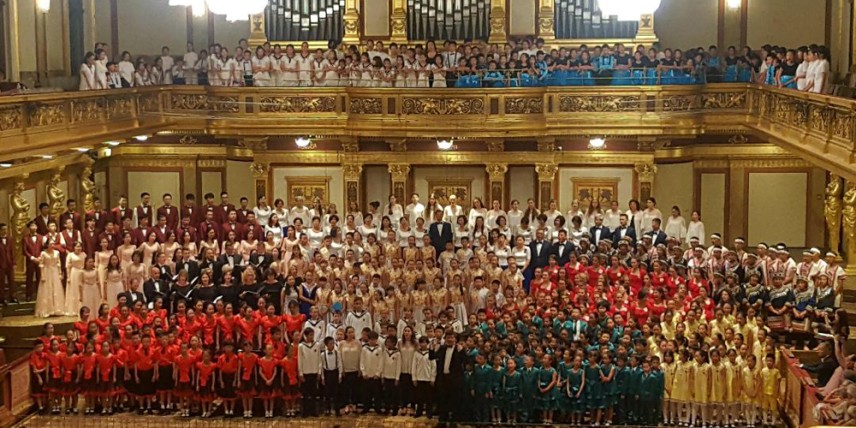 Виена, Музикферайн, сборен хор, "Детска китка" вдясно червено петно