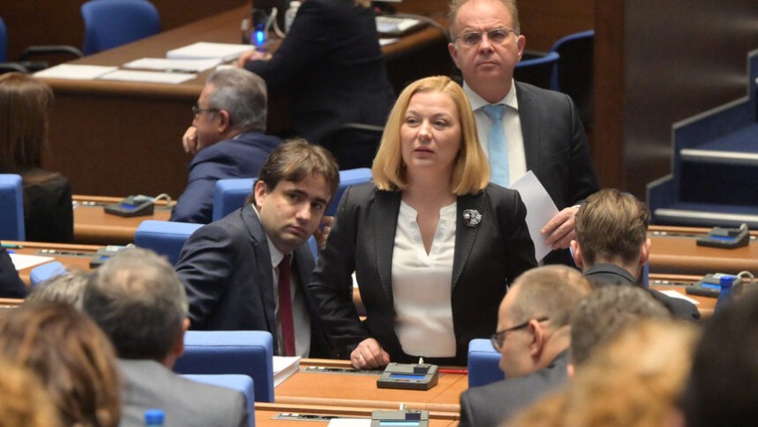 Надежда Йорданова от "Продължаваме промяната - Демократична България" и Радомир Чолаков от ГЕРБ / снимка: Юлия Лазарова, ДНЕВНИК