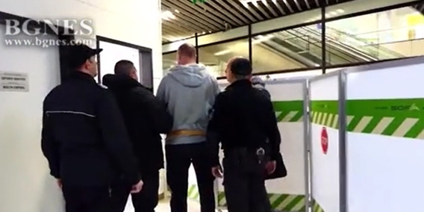 Рангел Бизюрев при конвоирането му късно снощи / снимка: кадър БГНЕС