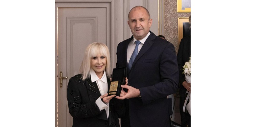 Румен Радев удостои Лили Иванова с Почетния знак на президента / снимка: Президентство