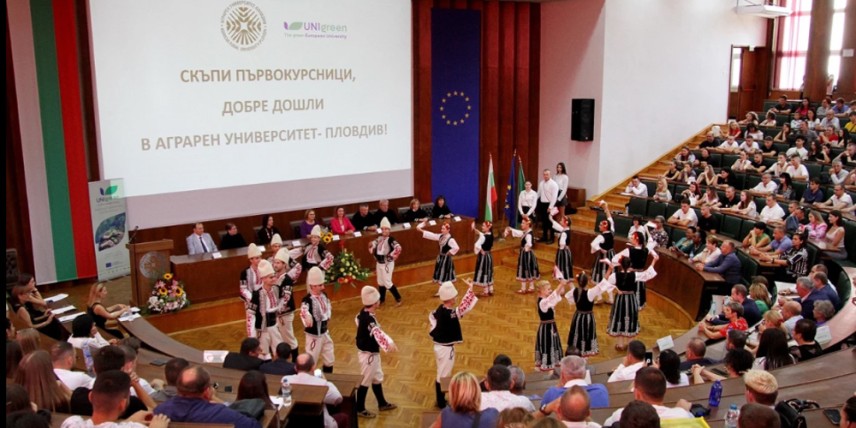 Проф. д-р Христина Янчева получи почетно отличие от Аграрния университет по време на тържественото откриване на новата учебна година