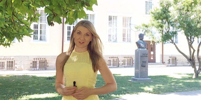Водещата на подкаста Габриела Руменова