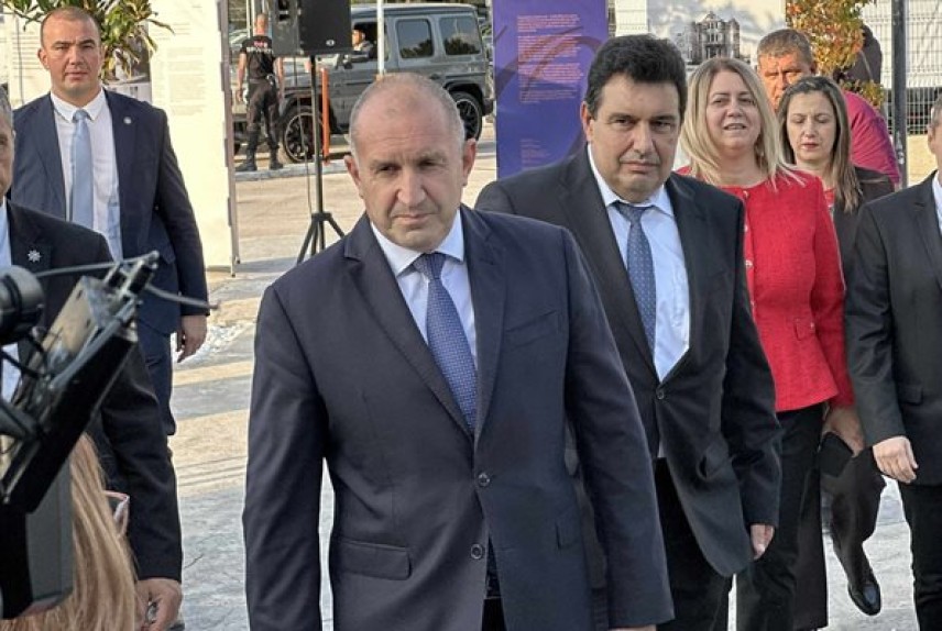 Президентът Румен Радев при идването си в Пловдив за кулминацията на тържествата по повод 80-годишния юбилей на Медицинския университет / снимка: 24 часа