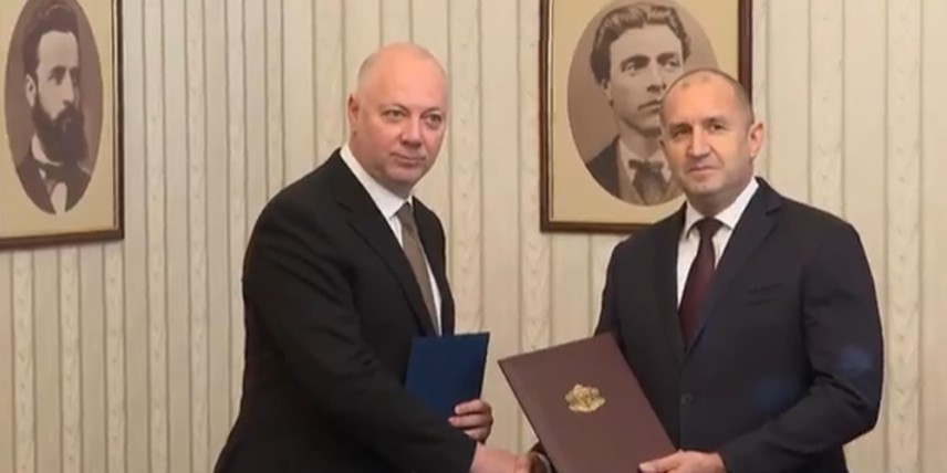 Президентът връчи първия мандат на ГЕРБ-СДС, Желязков го прие и върна